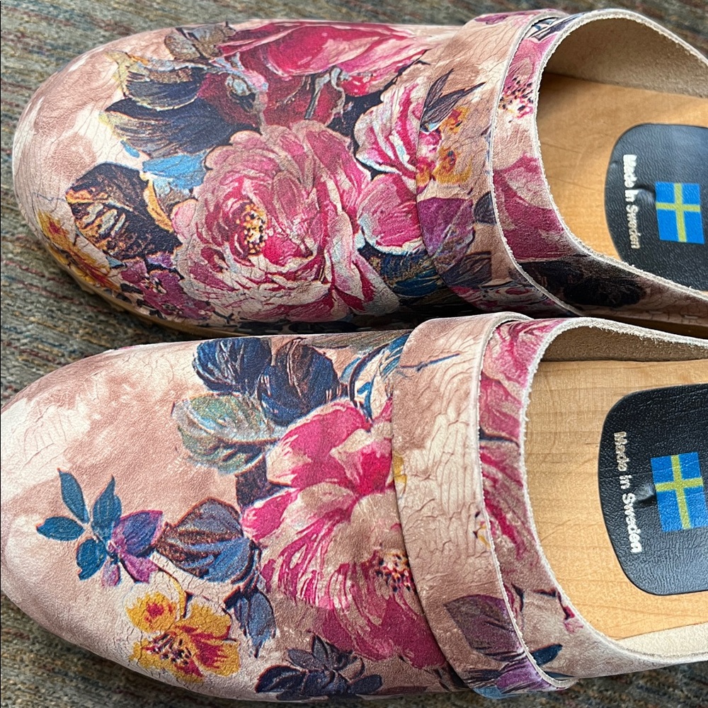 AUTHENTIC SWEEDISH CLOGS BRAND NEW SIZE 40 NEVER WORN PAINTED FLOWERS BY ARTIST